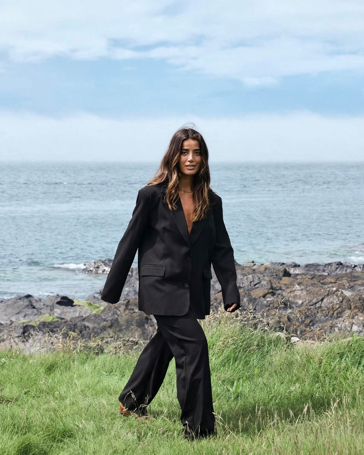 Tailleur nero oversize giacca e pantalone palazzo con elastico in vita
