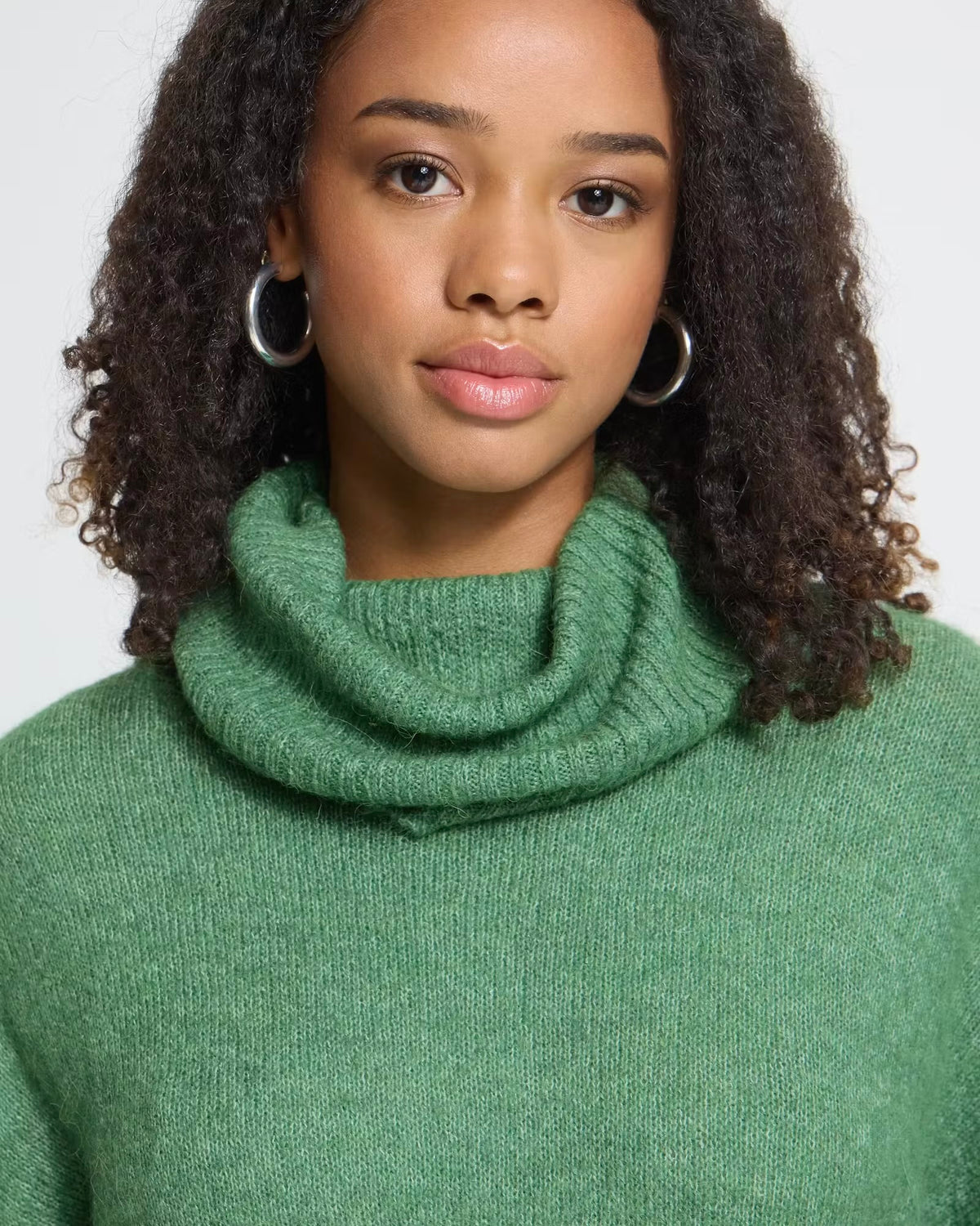 Maglione verde oversize collo alto e bottoni sui polsini