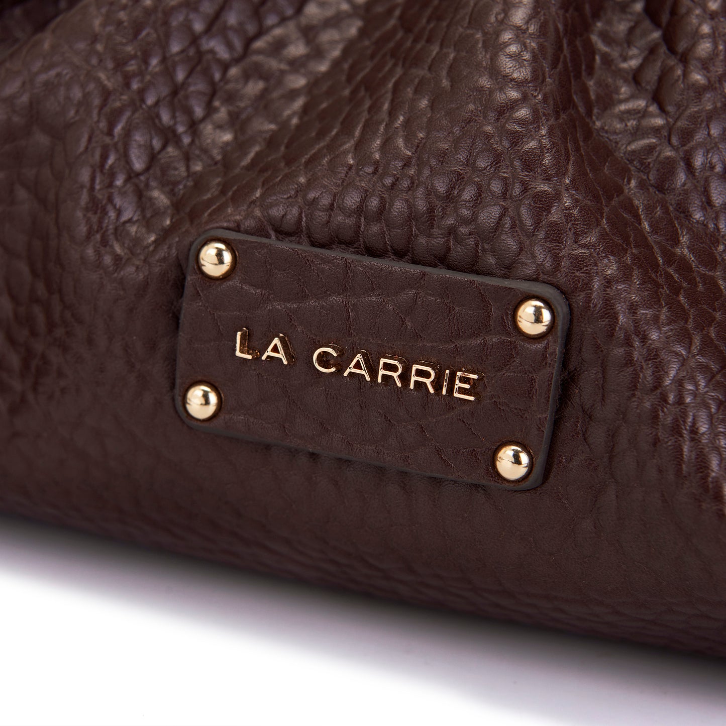 Borsa brown in pelle martellata con tracolla