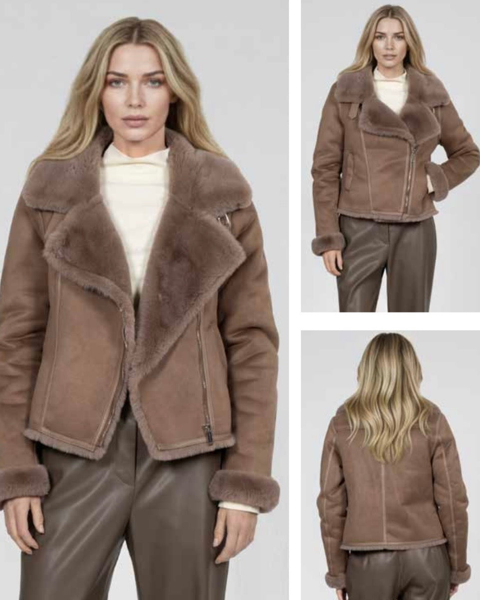 Montone taupe corto con cintura in vita