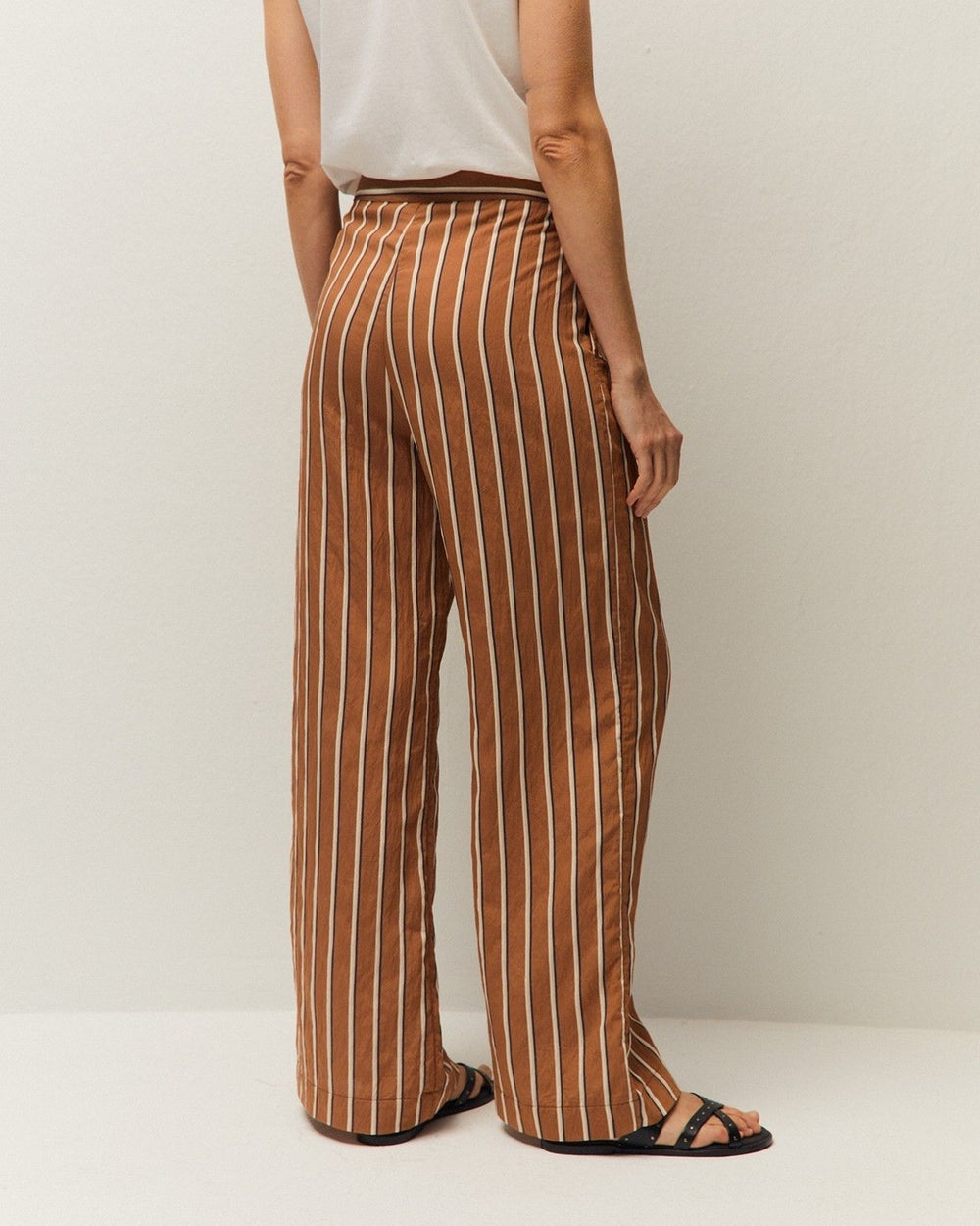 Pantaloni a righe a gamba larga con tasche laterali e chiusura con zip e bottone