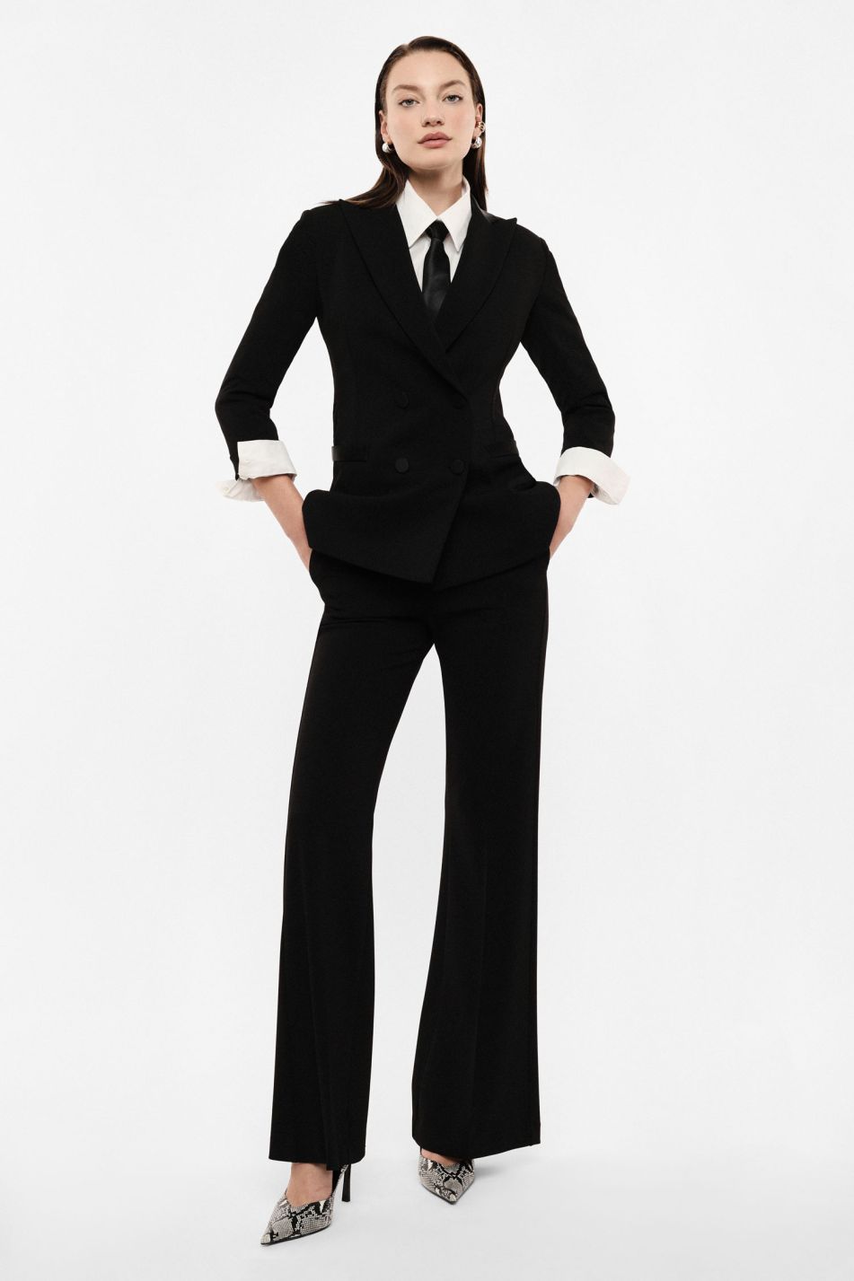 Tailleur nero con blazer doppiopetto e pantaloni svasati