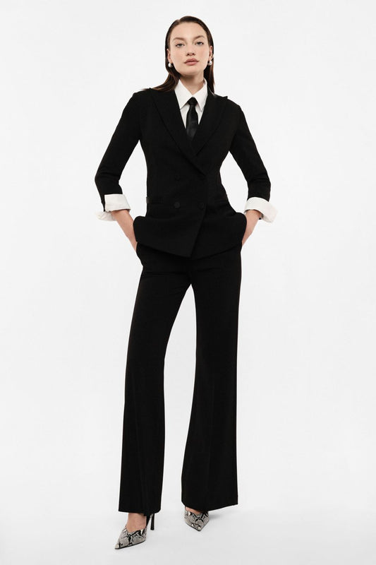Tailleur nero con blazer doppiopetto e pantaloni svasati
