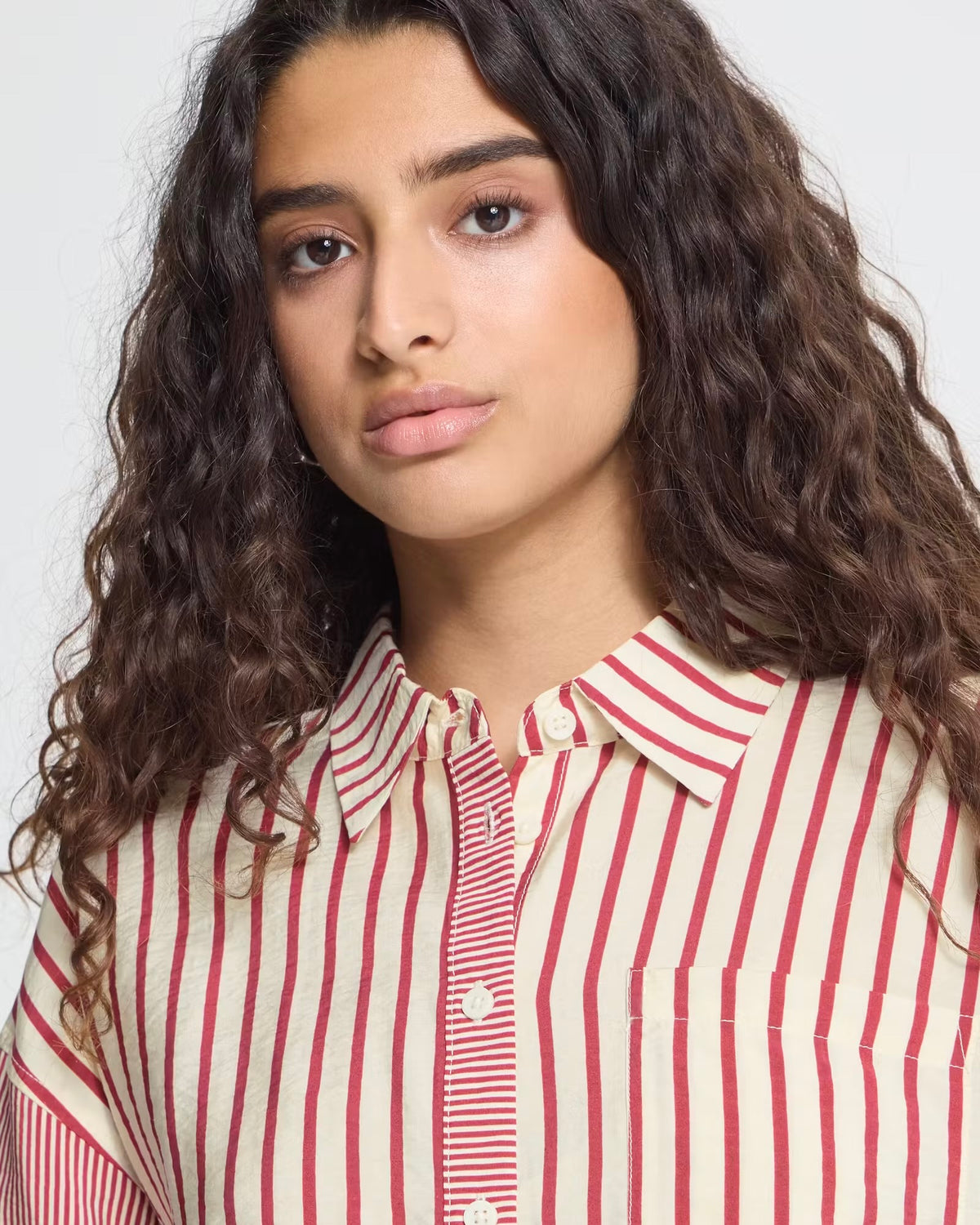 Camicia regular manica lunga bordeaux/panna con taschino laterale