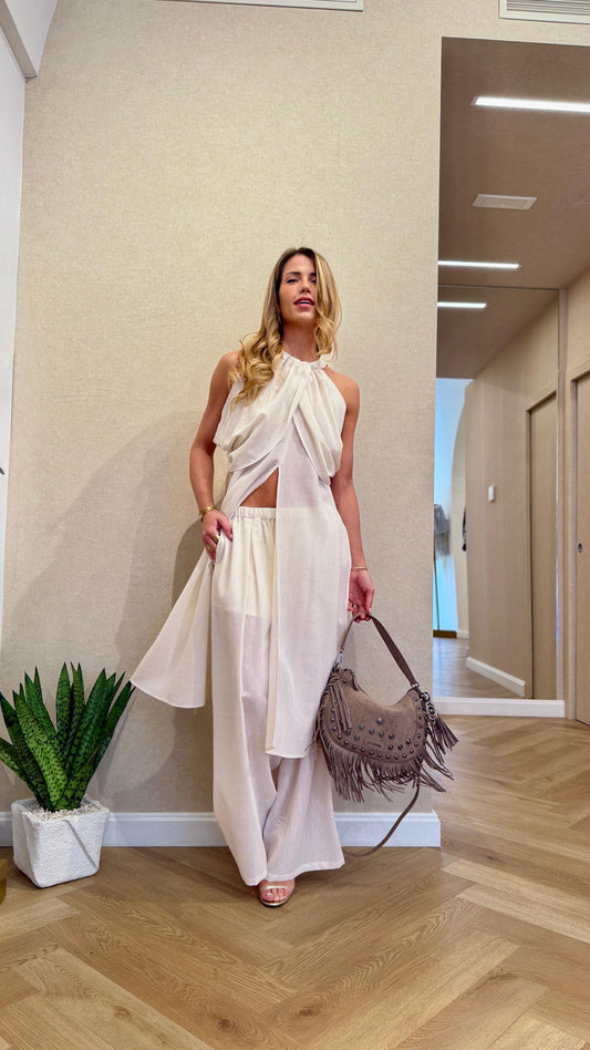 Top panna con volant e pantalone morbido con elastico in vita