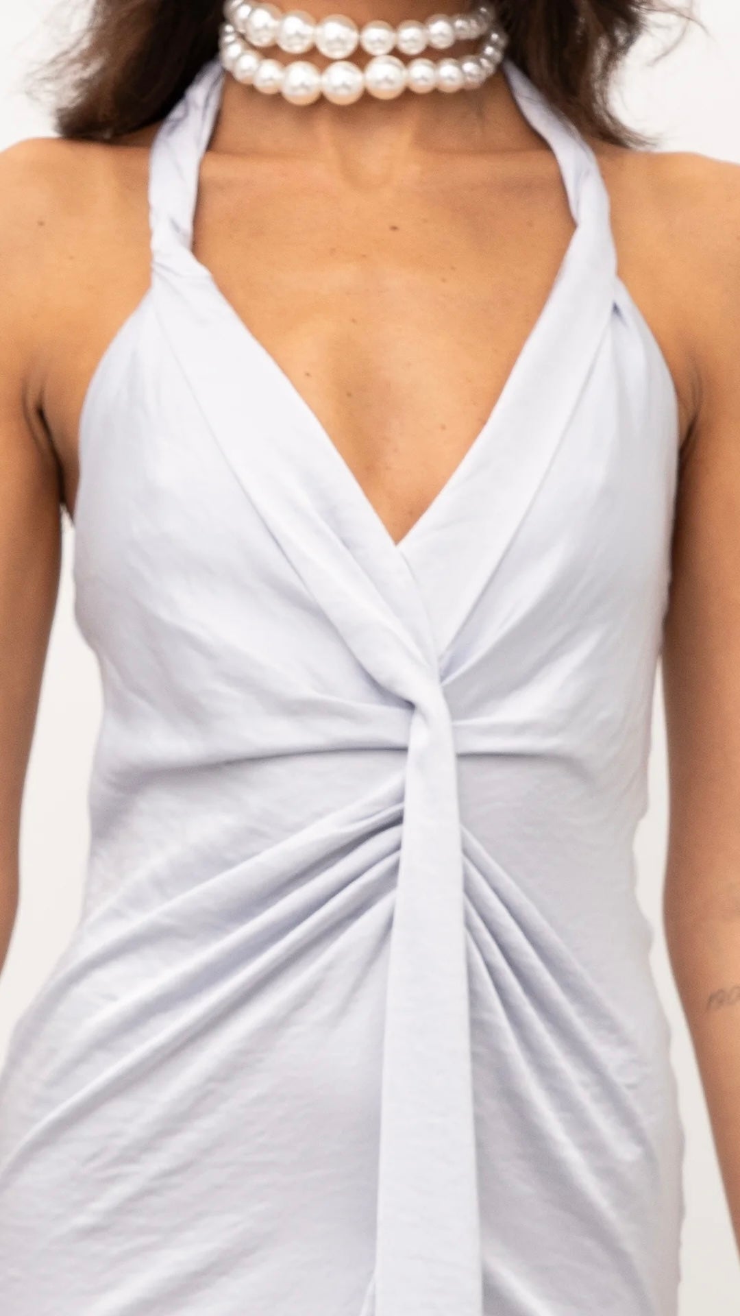 Abito smanicato lungo in satin celeste
