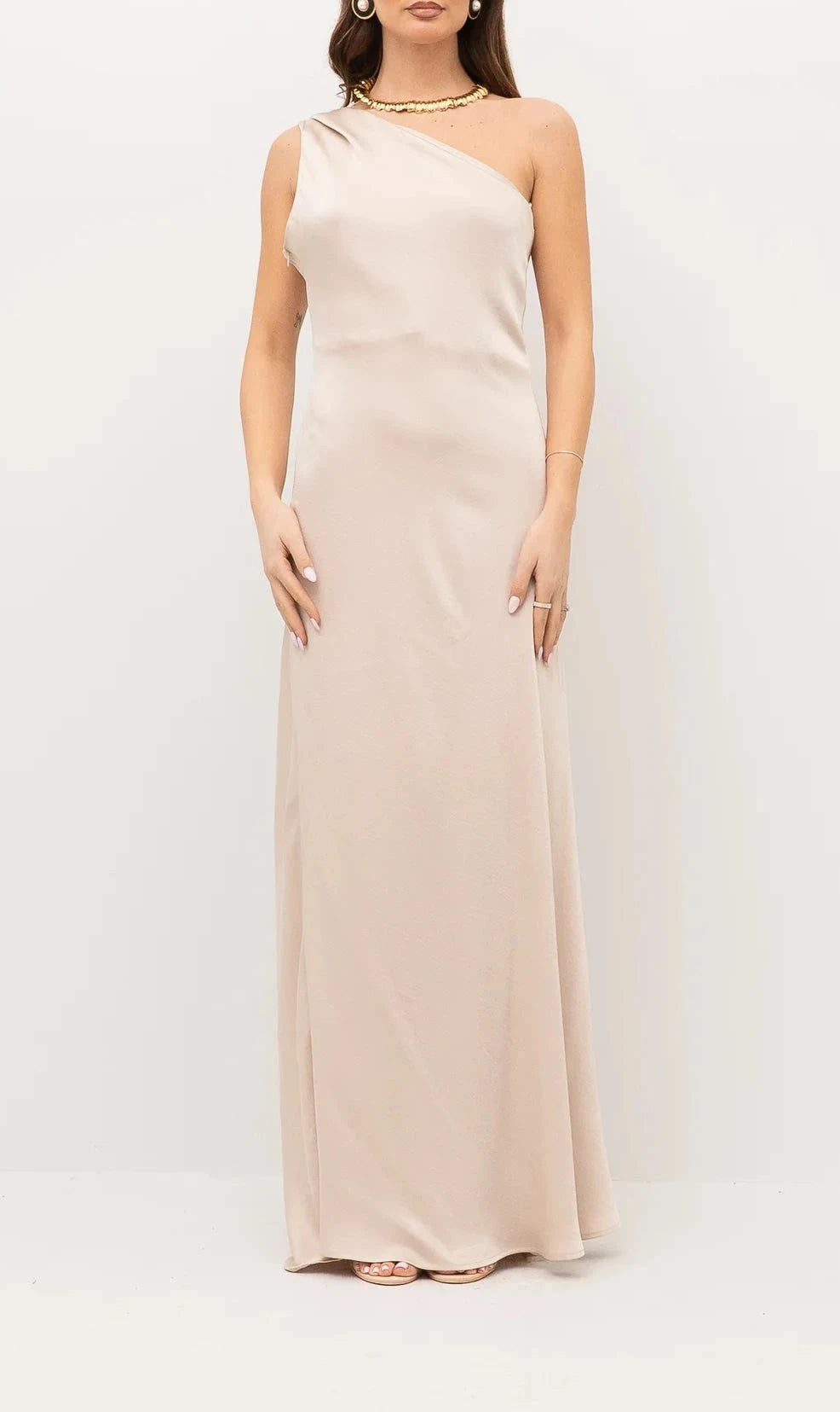 Abito lungo monospalla in satin ecru