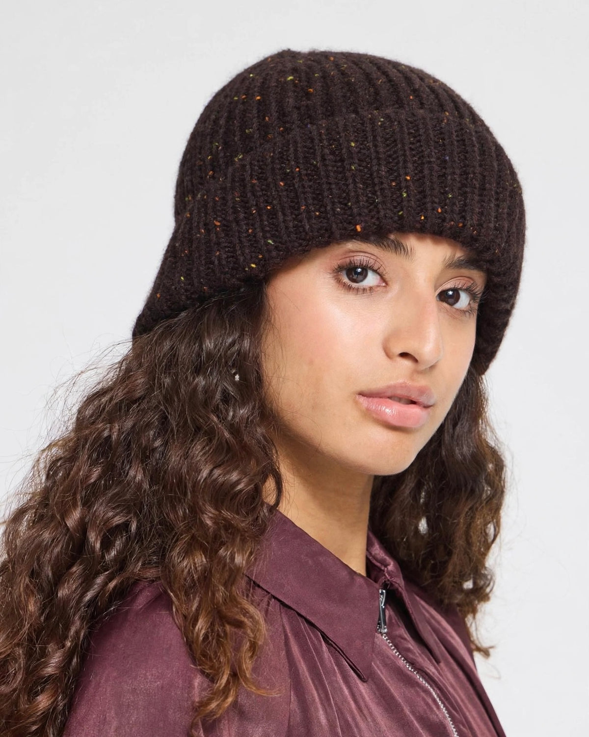 Cappellino moro in lana con risvolto