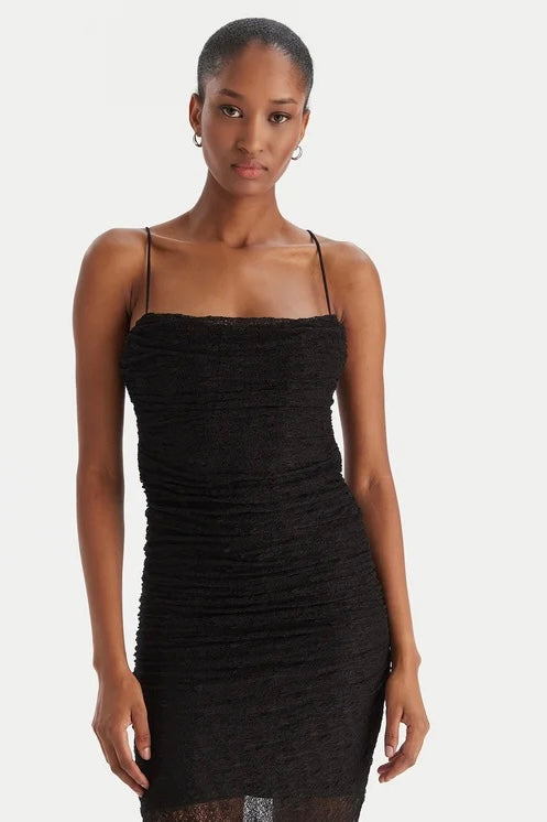 Abito nero drappeggiato in pizzo