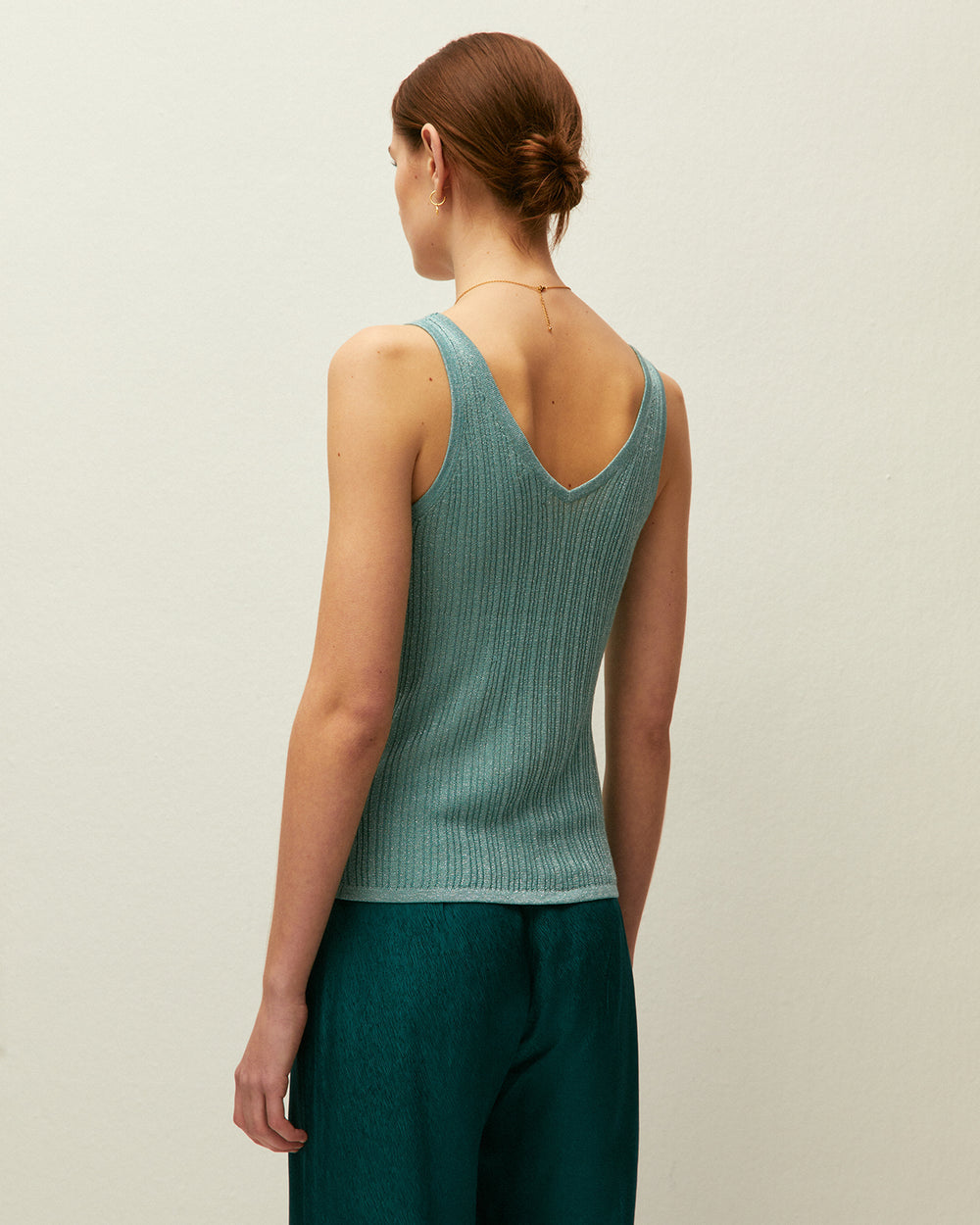 Top verde acqua con scollo a V e spalline, realizzato in tessuto lavorato a maglia con lurex