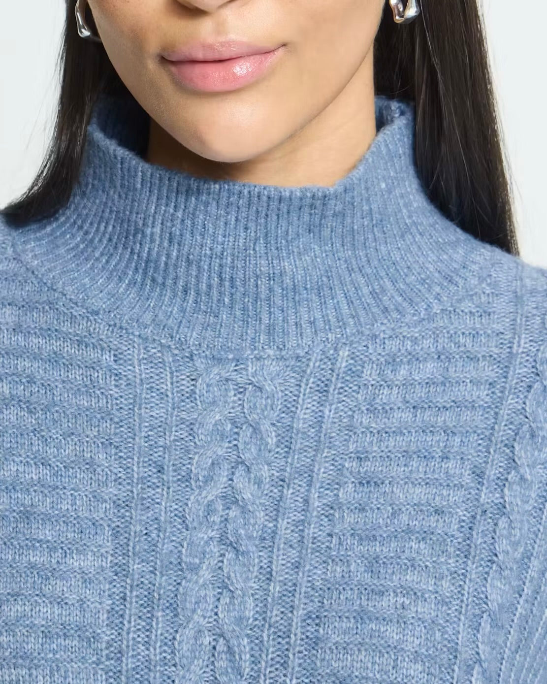 Maglione celeste con ricami a collo alto