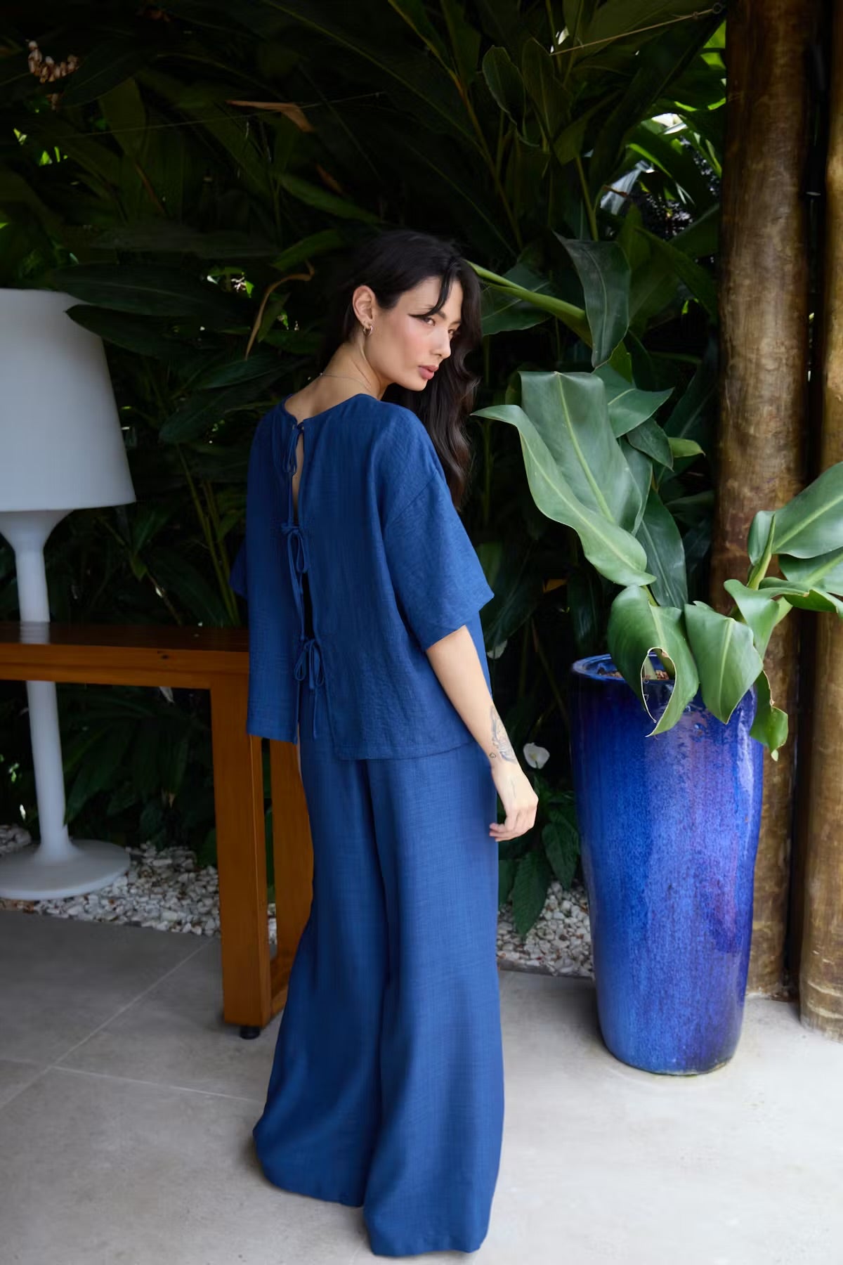 Maglia blu in cotone con chiusura dietro