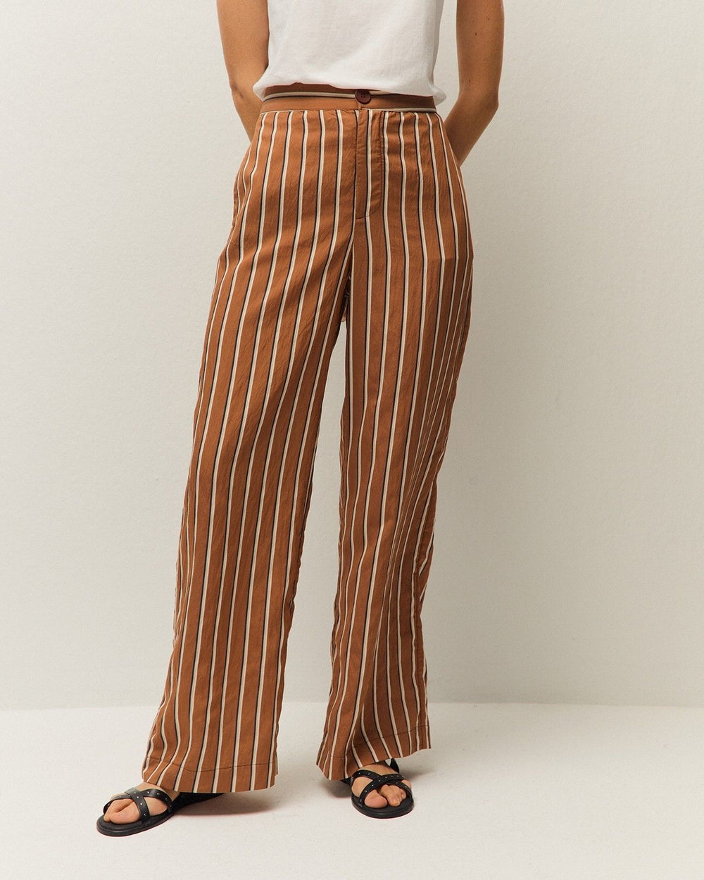 Pantaloni a righe a gamba larga con tasche laterali e chiusura con zip e bottone