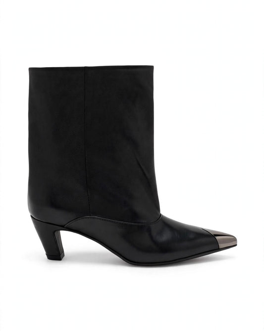 Stivale basso nappa nero con punta in metallo