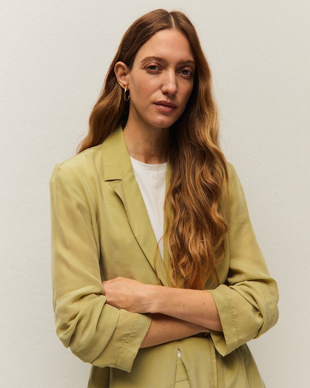 Tailleur verde in cupro fluido con giacca e pantalone