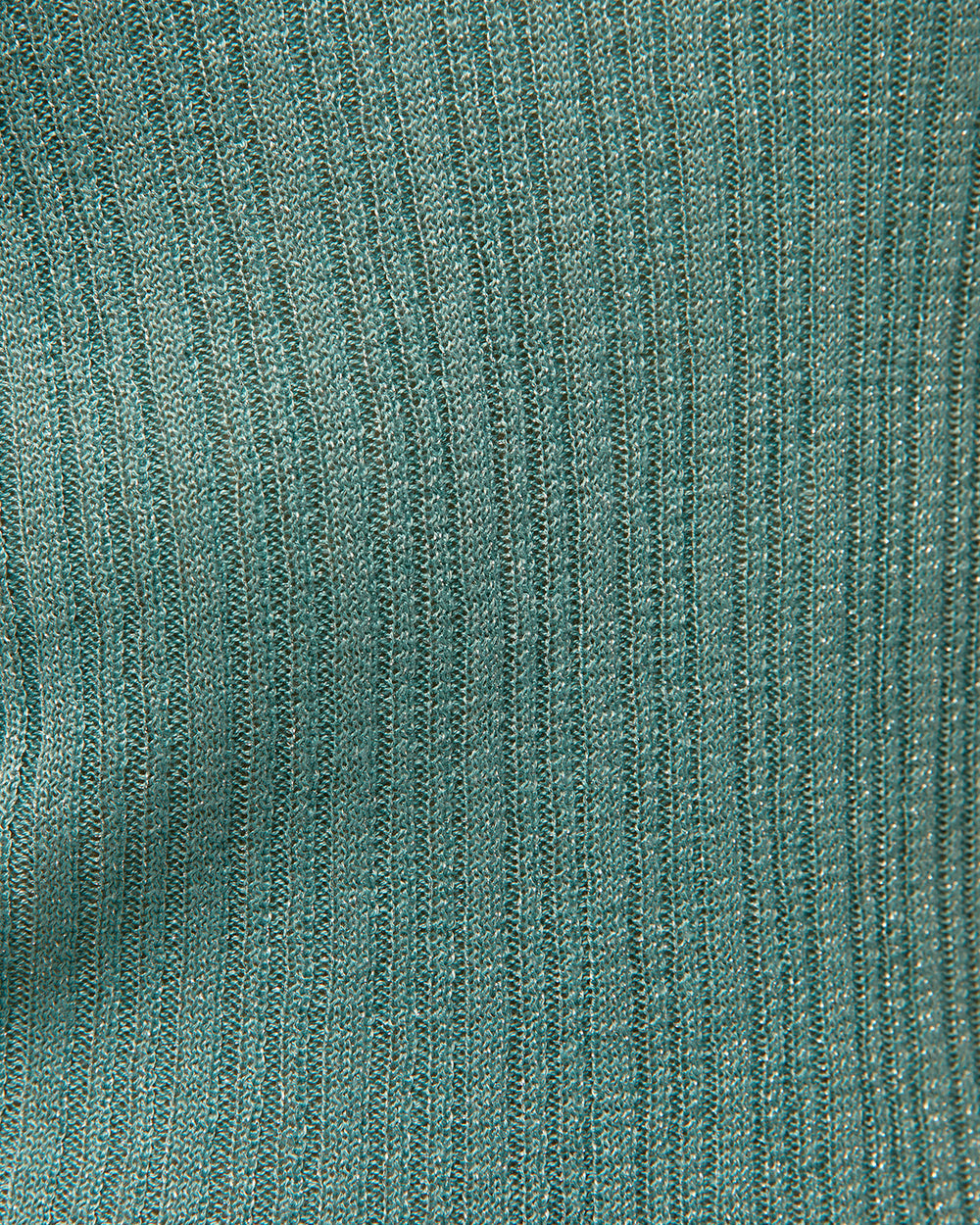 Top verde acqua con scollo a V e spalline, realizzato in tessuto lavorato a maglia con lurex