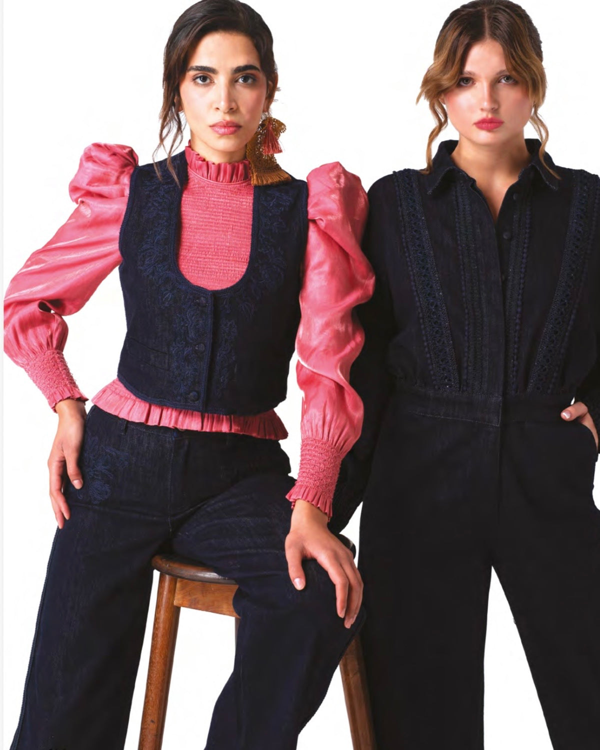 Completo gilet smanicato e jeans palazzo con dettagli ricami