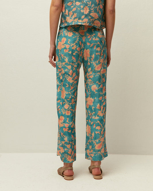 Pantaloni stile capri con pieghe anteriori e stampa floreale.