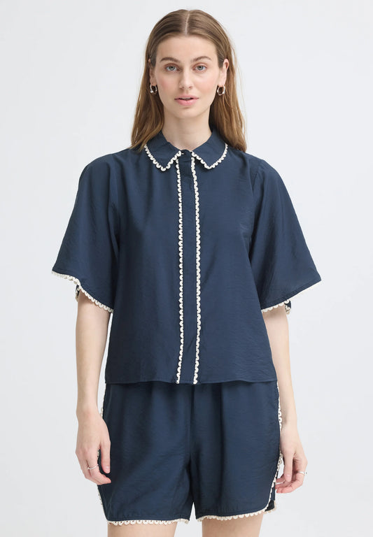 Completo blu in cotone camicia e pantaloncino con ricamo panna