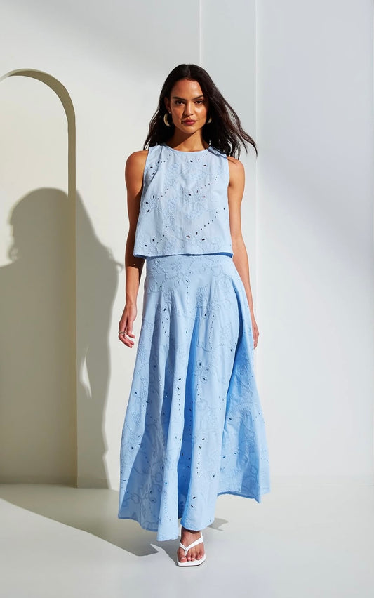 Completo celeste ricami in macramè con top smanicato e gonnellone