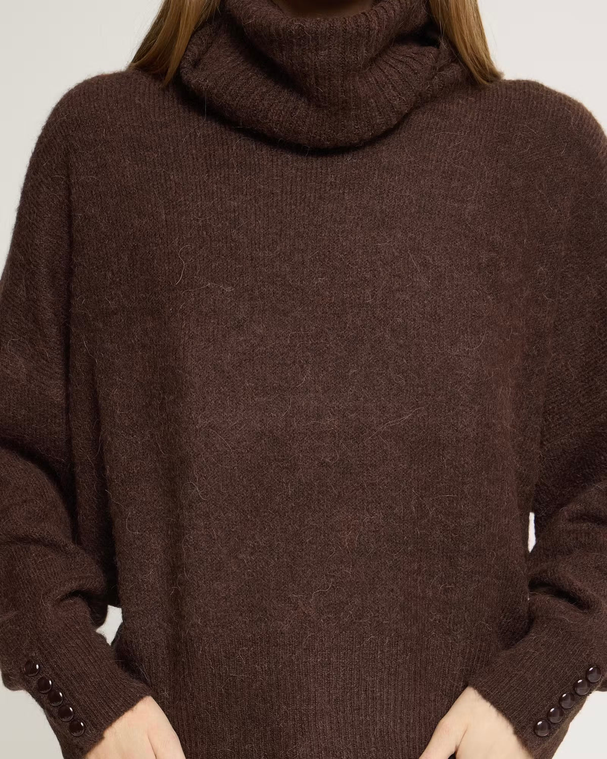 Maglione moro oversize collo alto e bottoni sui polsini