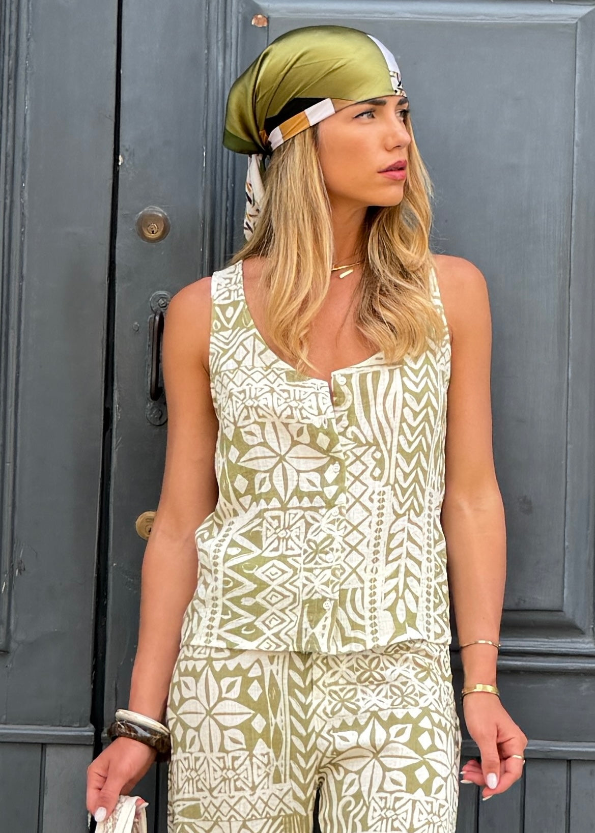 Completo stampa verde etnica con camicia smanicata e pantalone