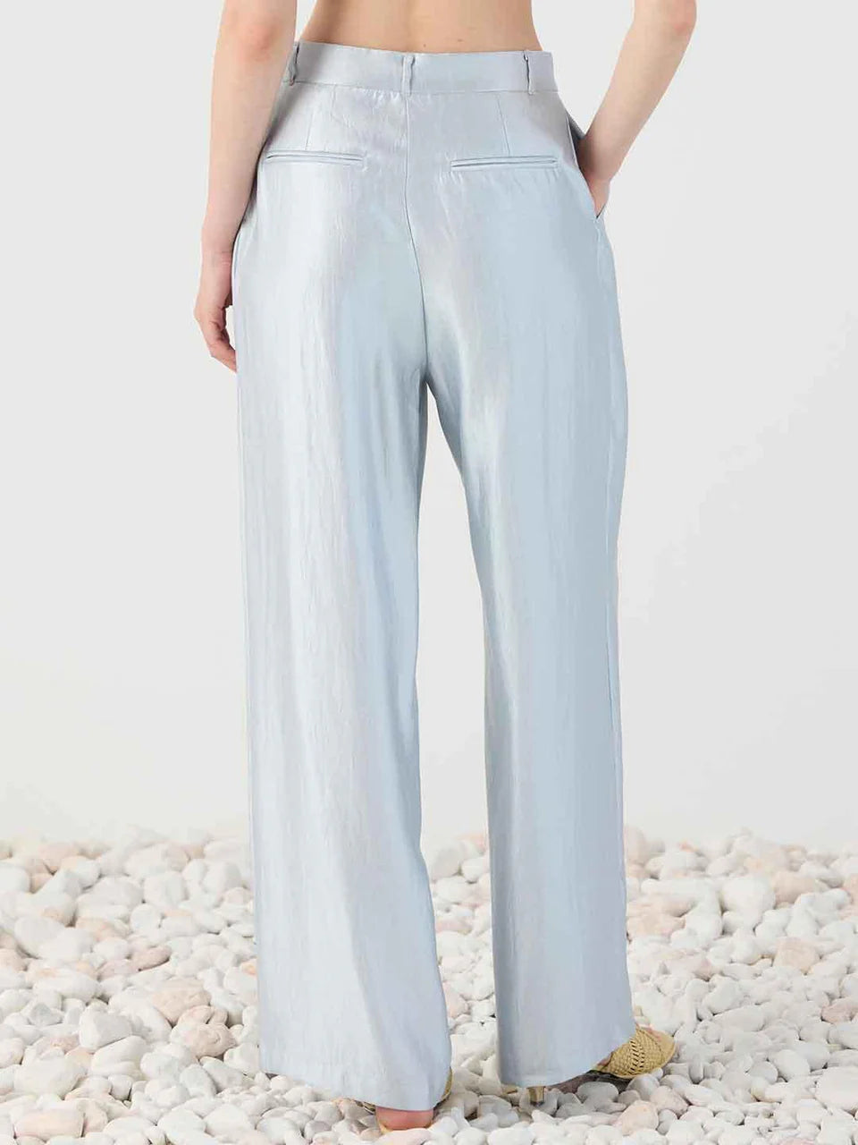 Tailleur giacca over celeste con cinturino in vita e pantalone a palazzo
