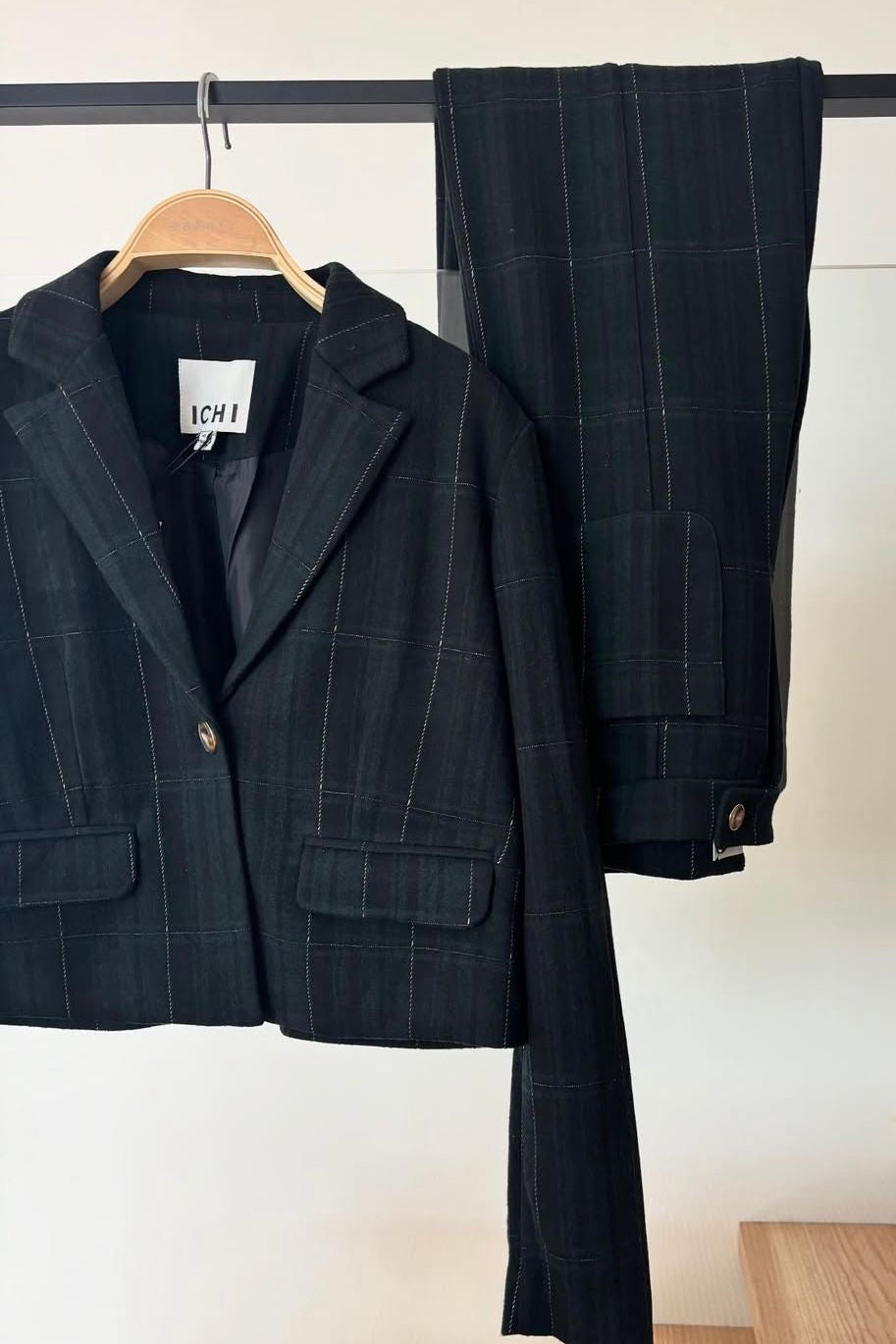 Completo Woolley con blazer corto e pantalone palazzo