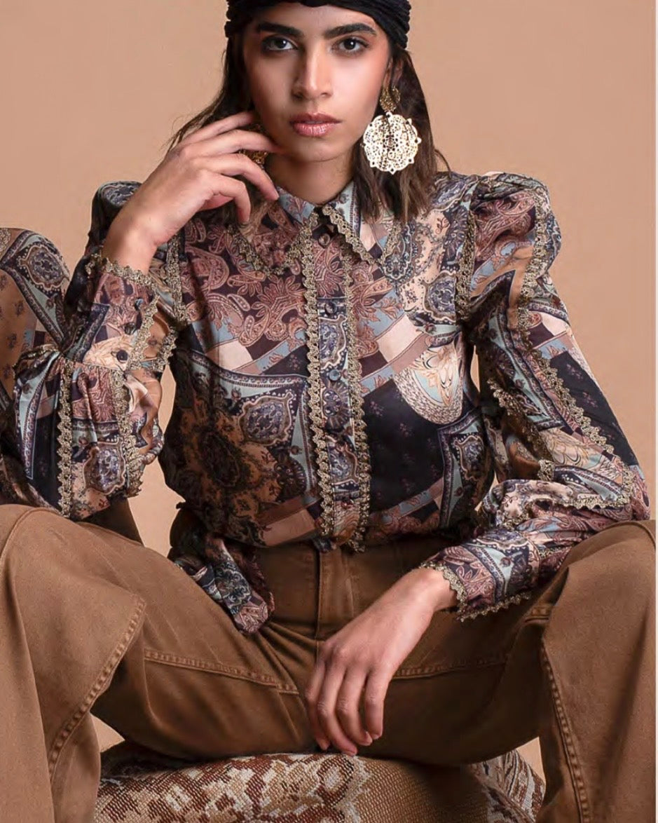 Camicia fantasia manica lunga con  arricciatura e dettagli oro