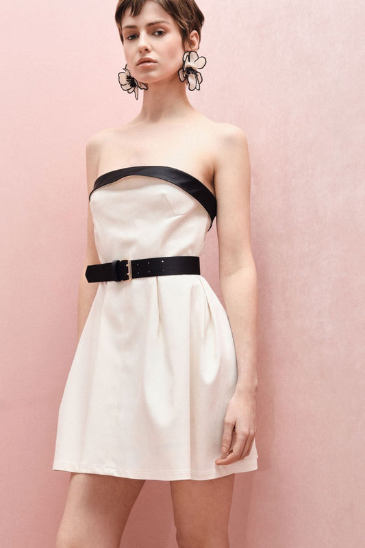 Abito corto colorblock con scollatura dritta e cintura