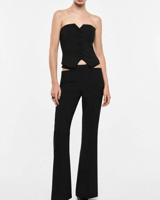Completo nero top con bottoni e pantalone a zampa con aperture laterali