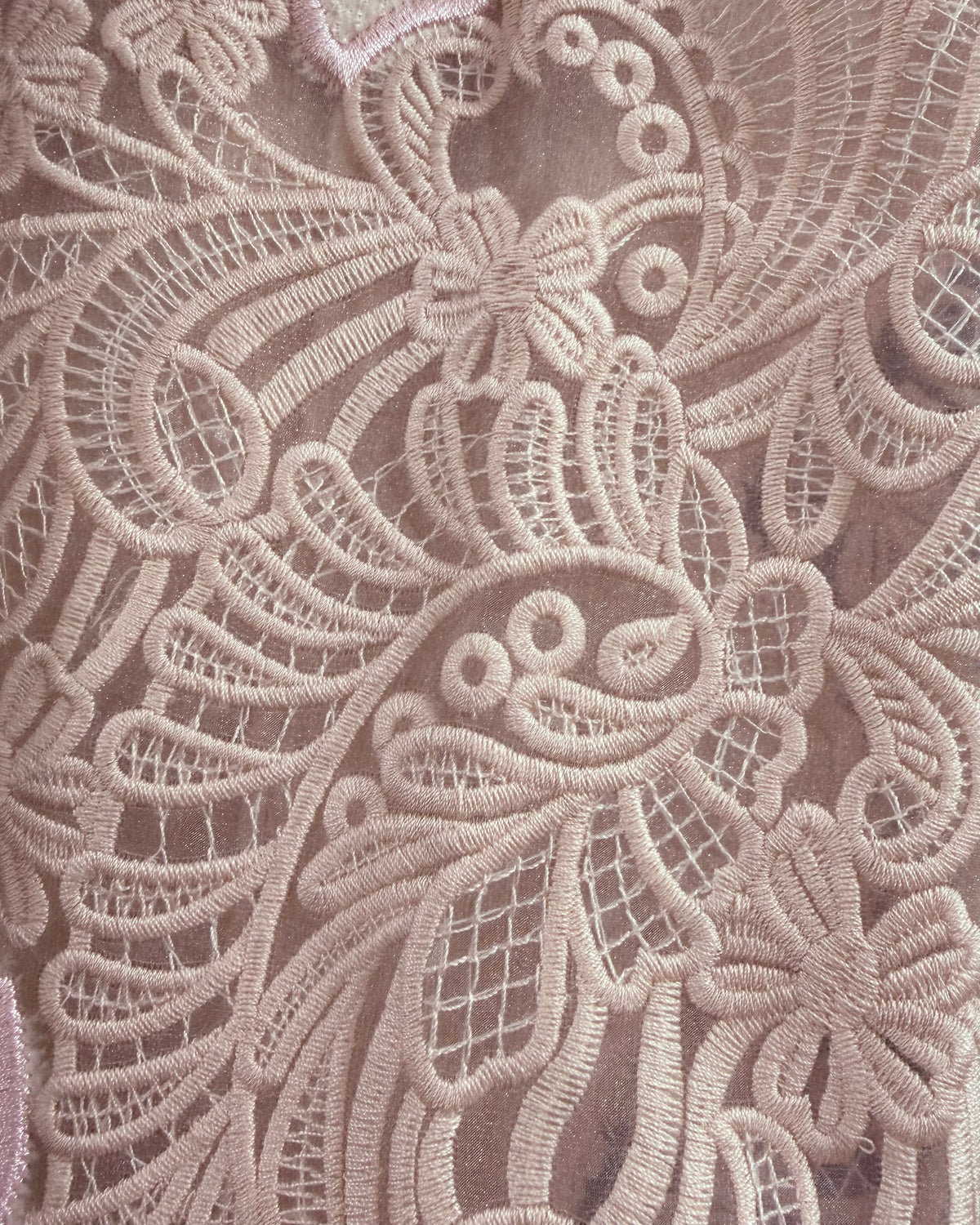 Maglione rosa con arricciatura sulle spalle e ricamo sulla manica
