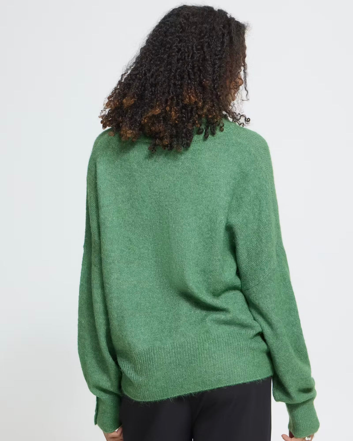 Maglione verde oversize collo alto e bottoni sui polsini