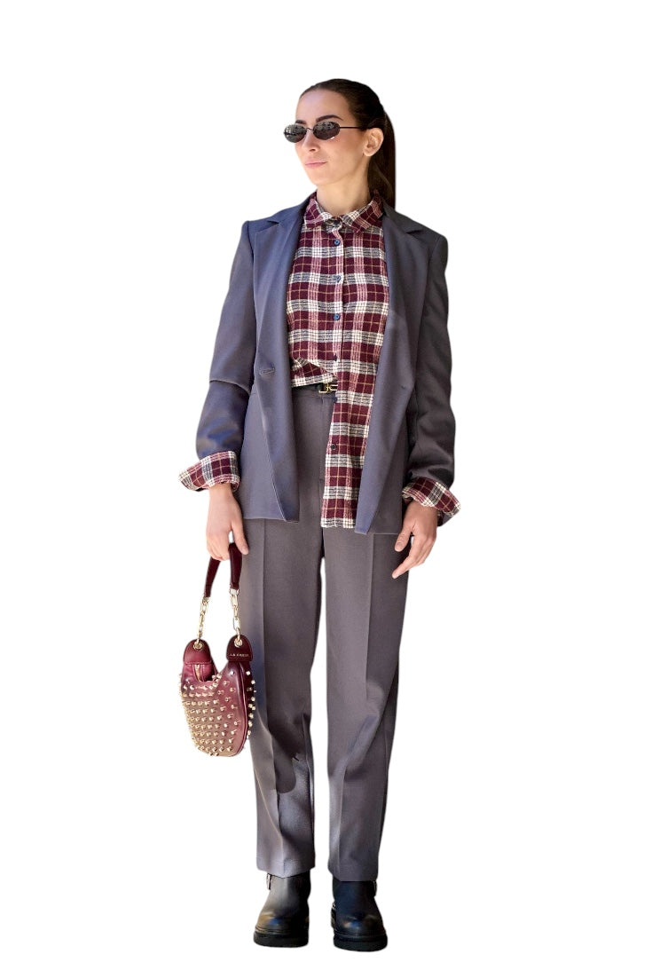 Tailleur con giacca monopetto e pantalone a sigaretta