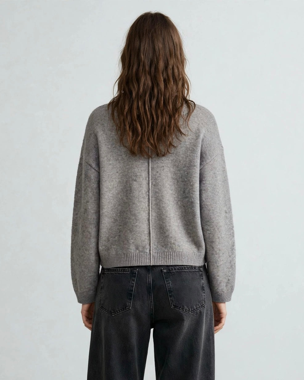 Cardigan grigio con bottoni e taschini