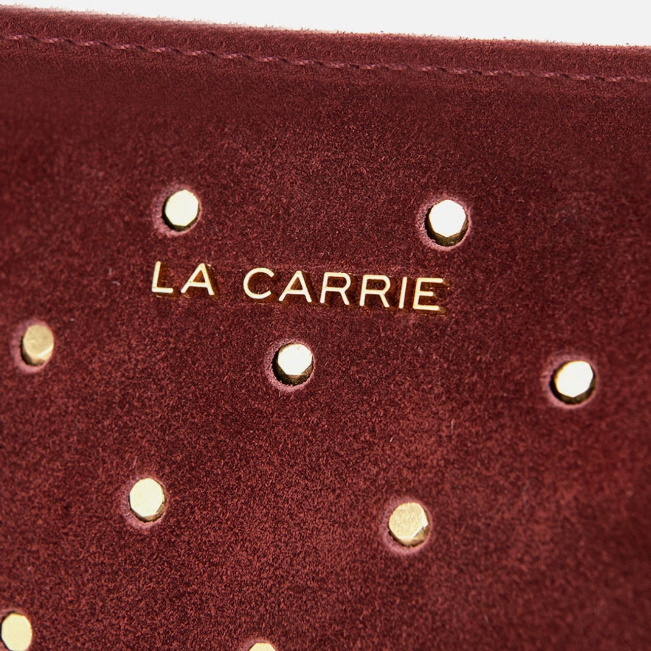 Borsa a spalla burgundy in suede con borchie oro