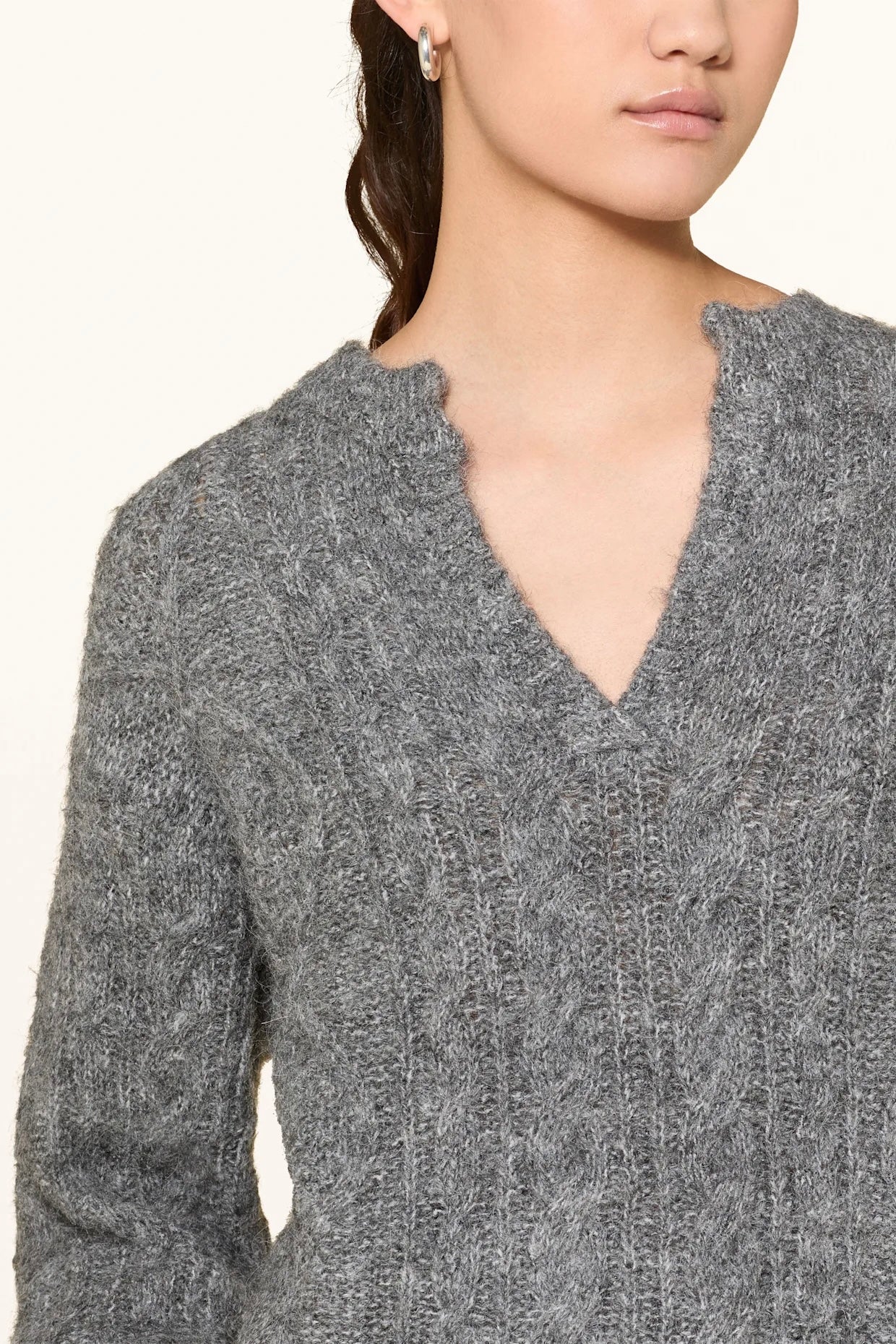 Maglione grigio con con trecce