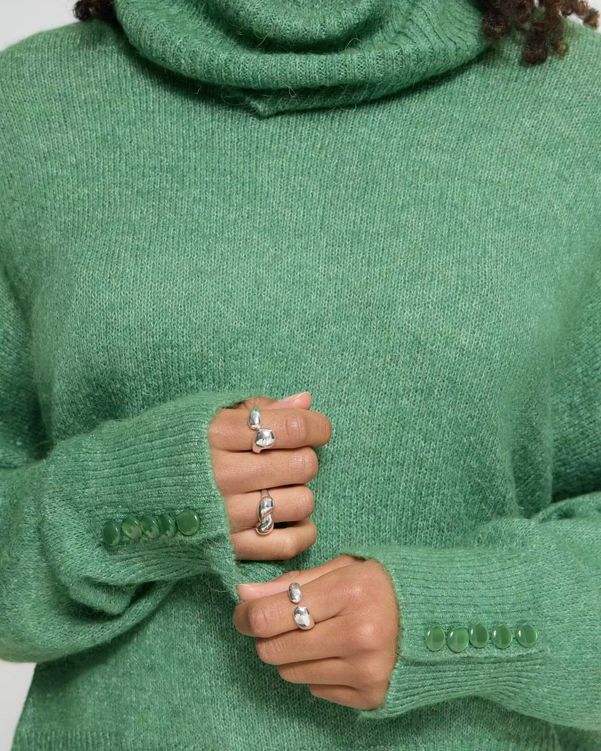 Maglione verde oversize collo alto e bottoni sui polsini