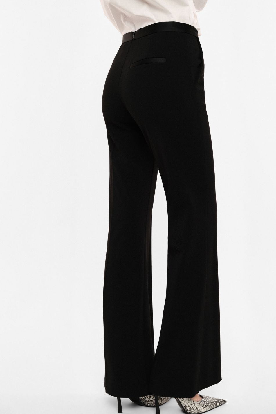 Tailleur nero con blazer doppiopetto e pantaloni svasati