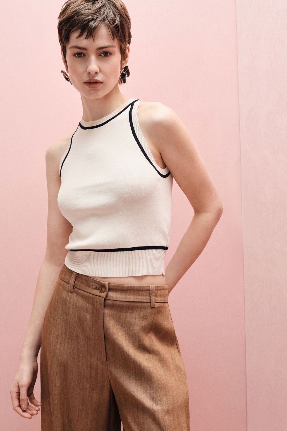 Top smanicato girocollo con profili a contrasto