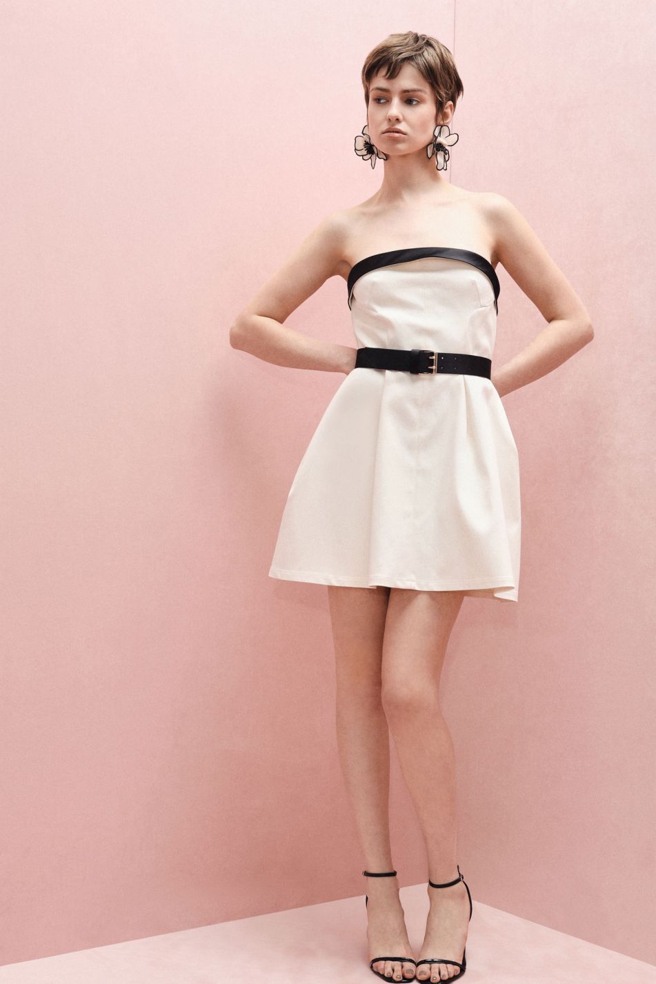 Abito corto colorblock con scollatura dritta e cintura