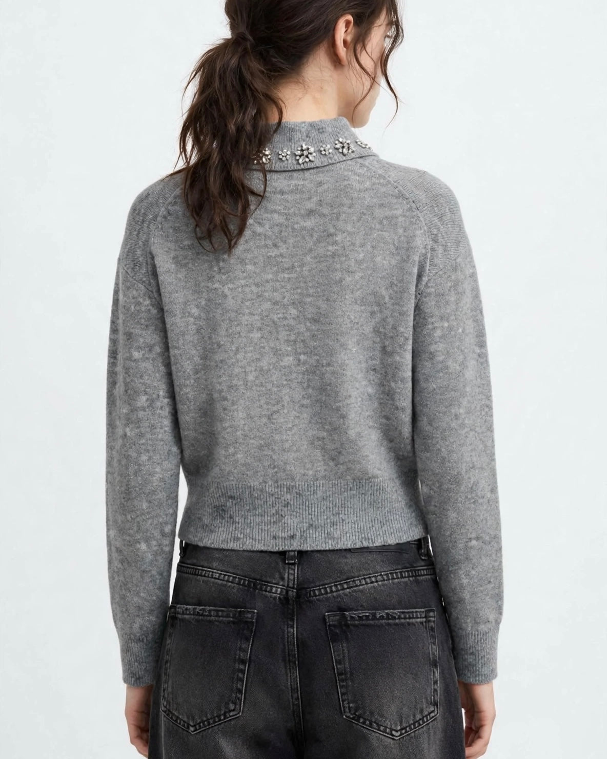 Maglione grigio con colletto di pietre e perline
