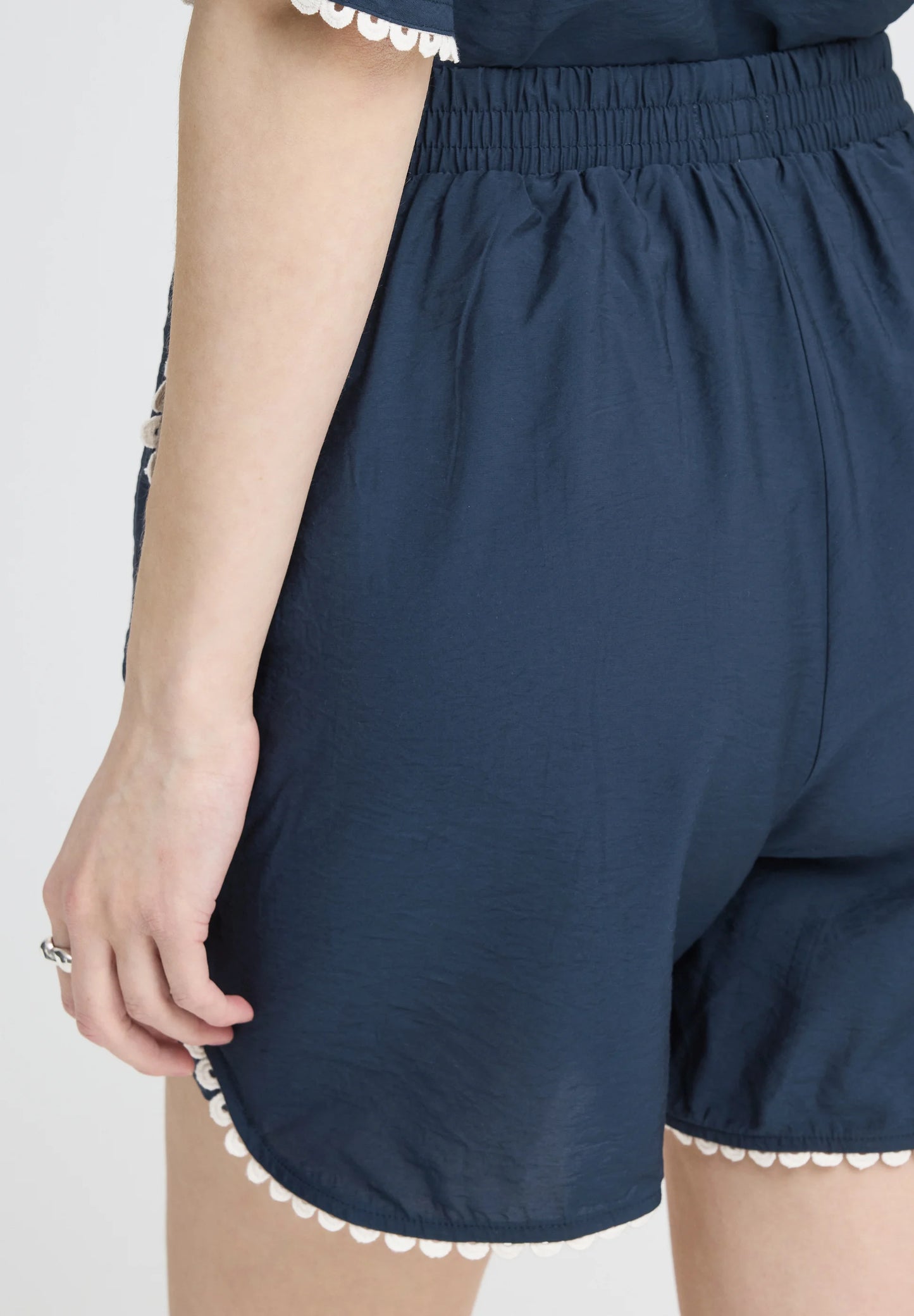 Completo blu in cotone camicia e pantaloncino con ricamo panna