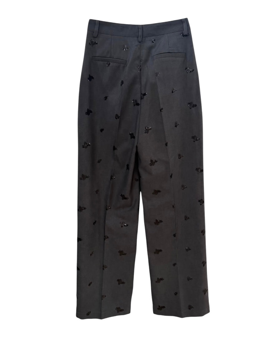Completo top e pantalone grigio con dettagli in strass