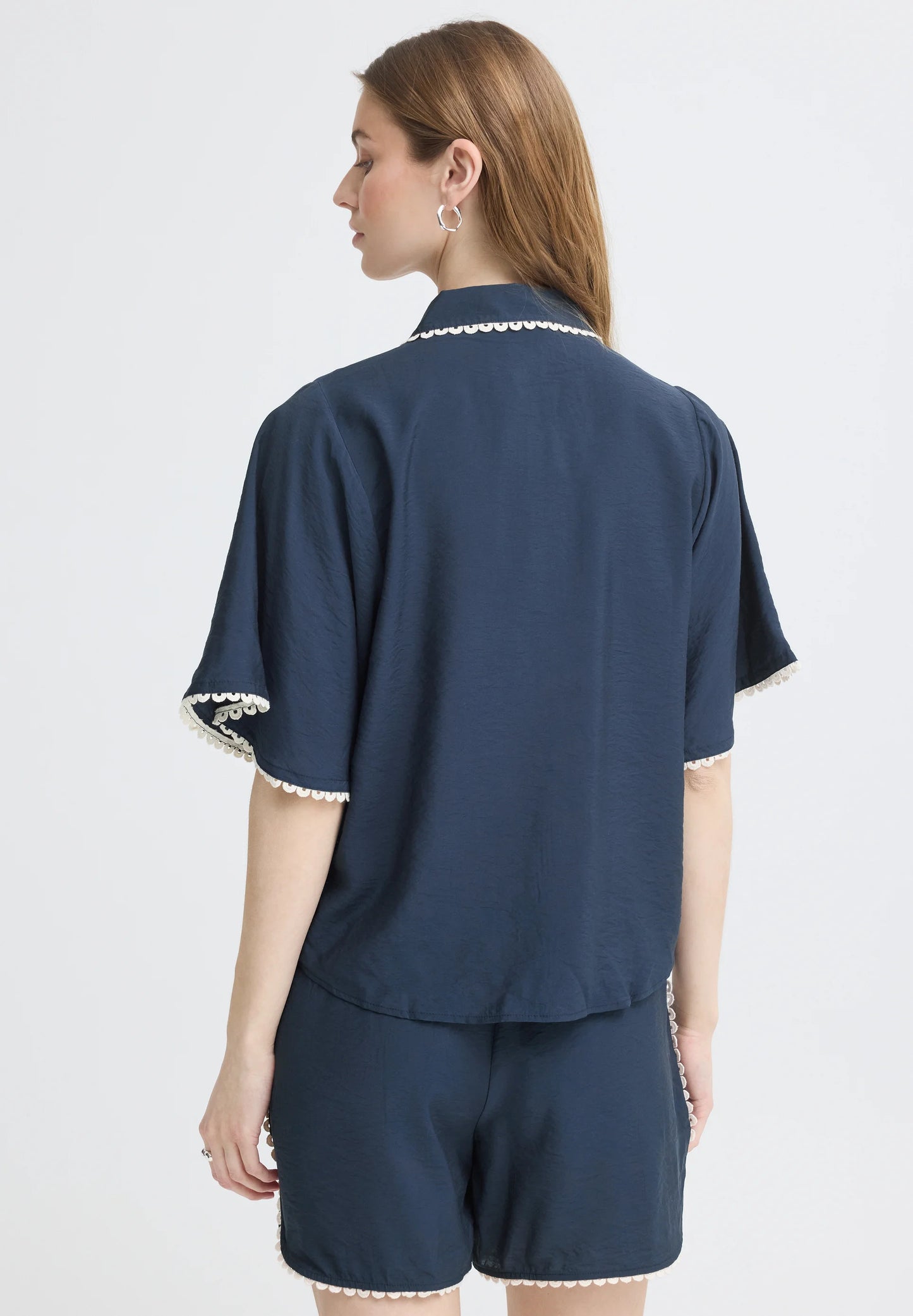 Completo blu in cotone camicia e pantaloncino con ricamo panna