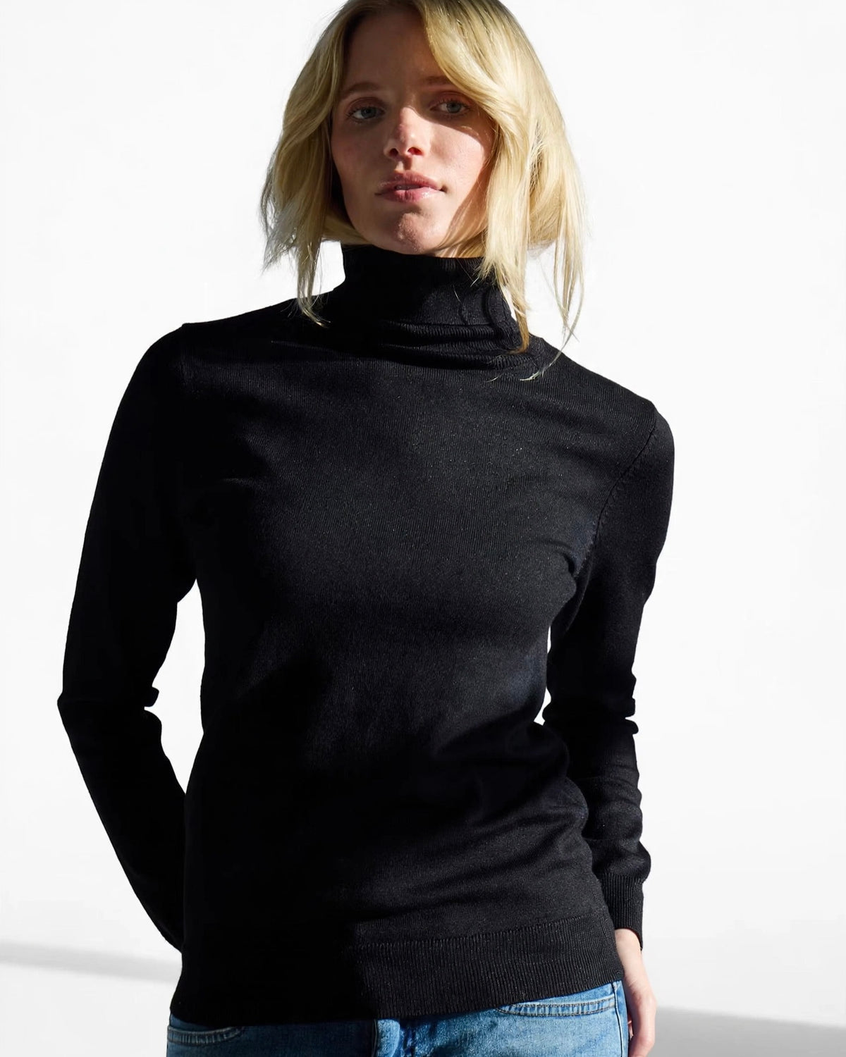 Maglione nero viscosa collo alto