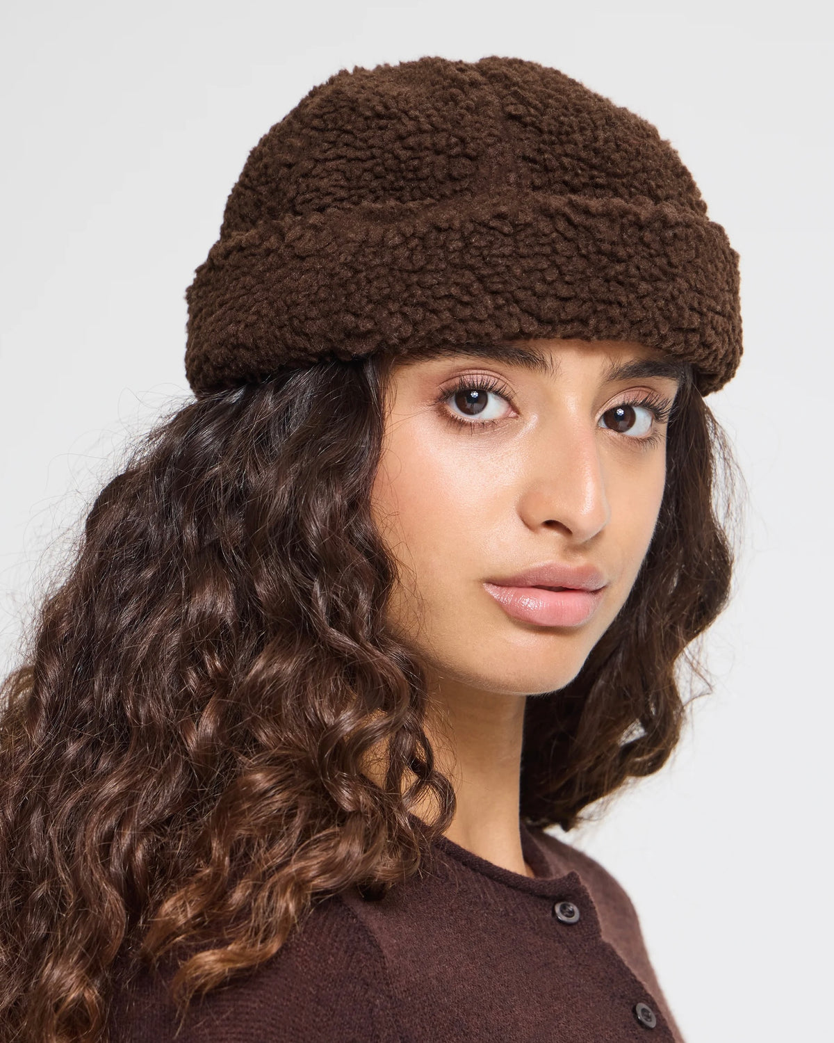 Cappello moro eco pelliccia con risvolto