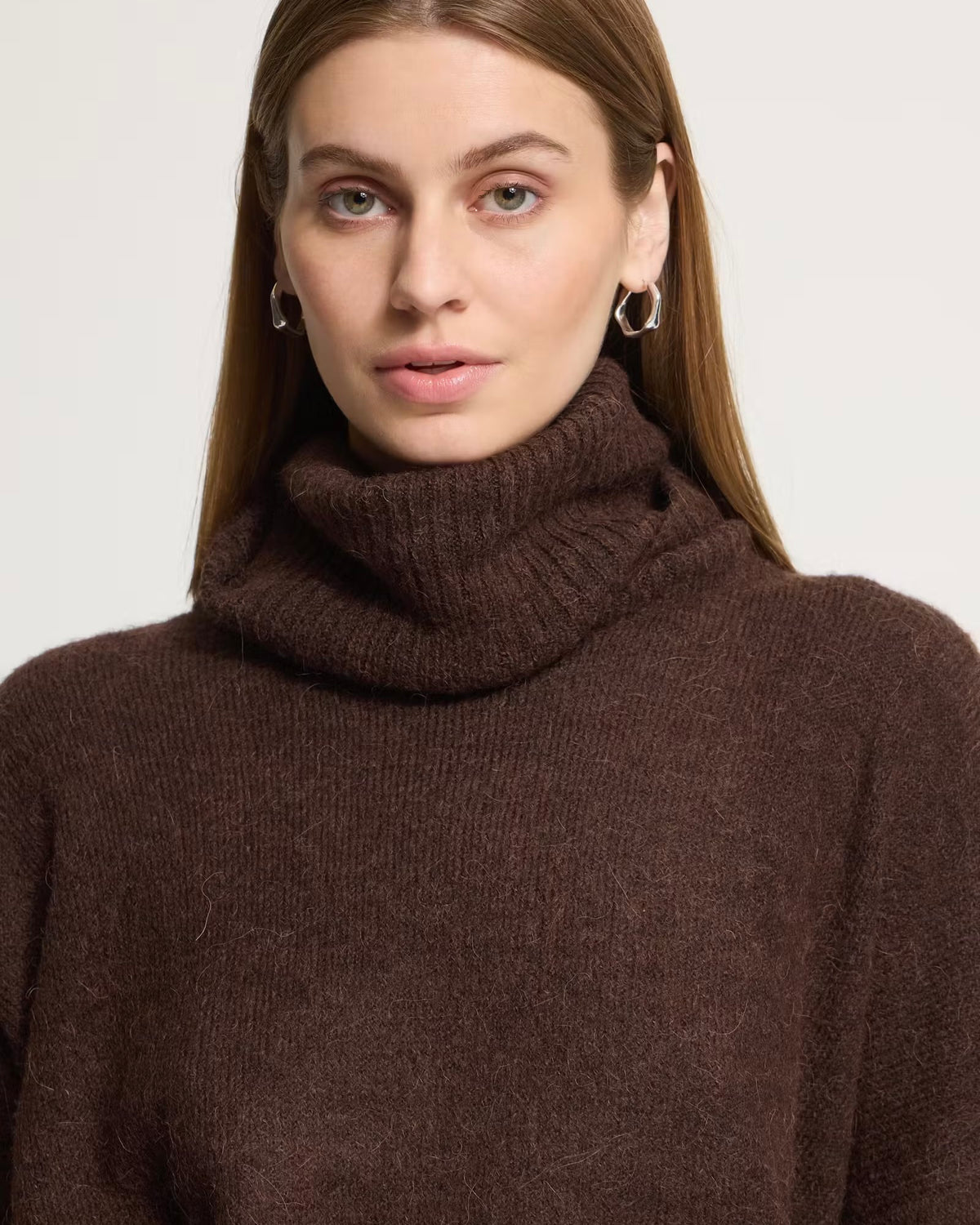 Maglione moro oversize collo alto e bottoni sui polsini