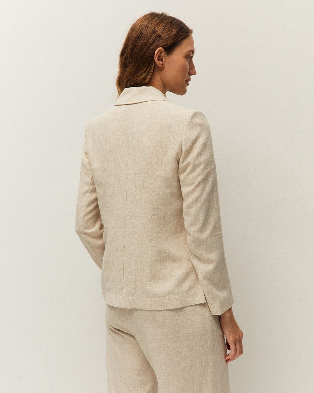 Tailleur beige in lino con giacca fluida e pantalone dritto