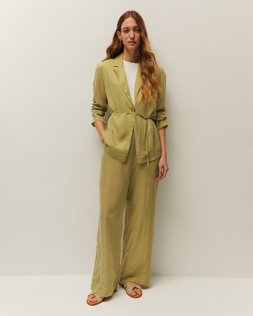 Tailleur verde in cupro fluido con giacca e pantalone